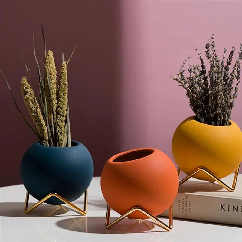 Calira – Keramische plantenpot met metalen standaard