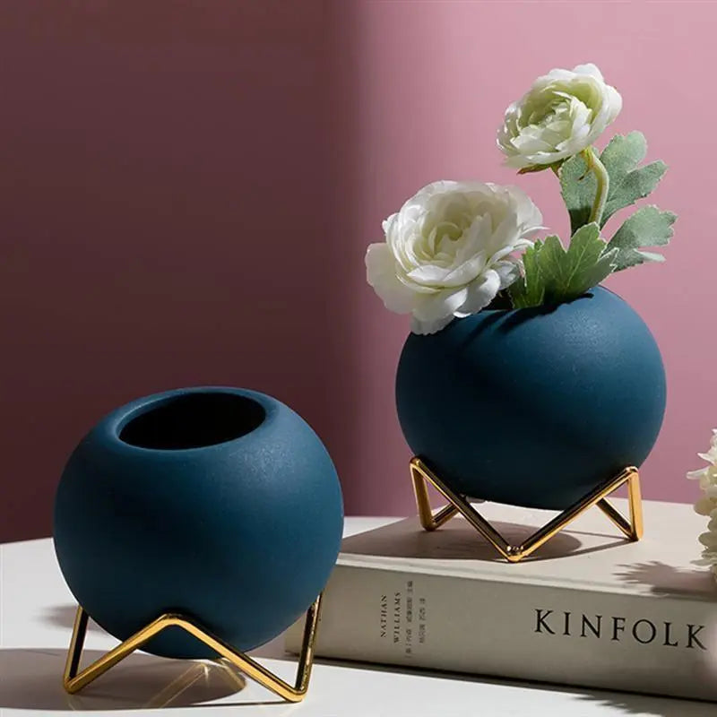 Calira – Keramische plantenpot met metalen standaard