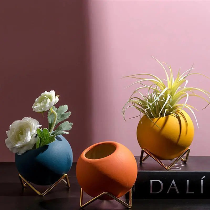 Calira – Keramische plantenpot met metalen standaard