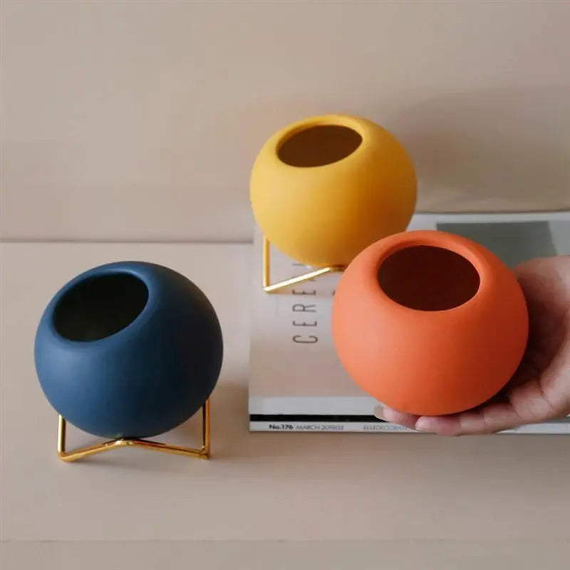 Calira – Keramische plantenpot met metalen standaard