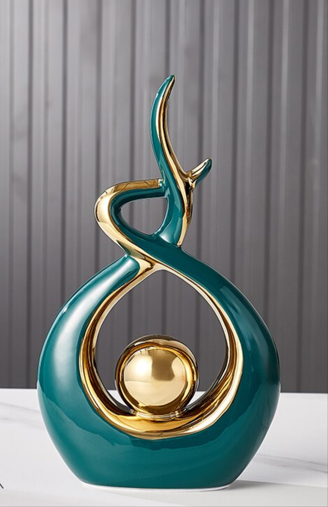 Ceravita – Keramische sculptuur met gouden accenten 31 cm
