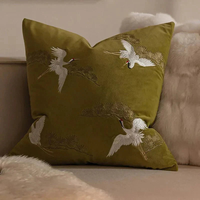 Kariva – Geborduurd kussenhoes met kraanvogel en dennenmotief
