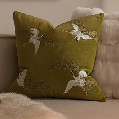 Kariva – Geborduurd kussenhoes met kraanvogel en dennenmotief