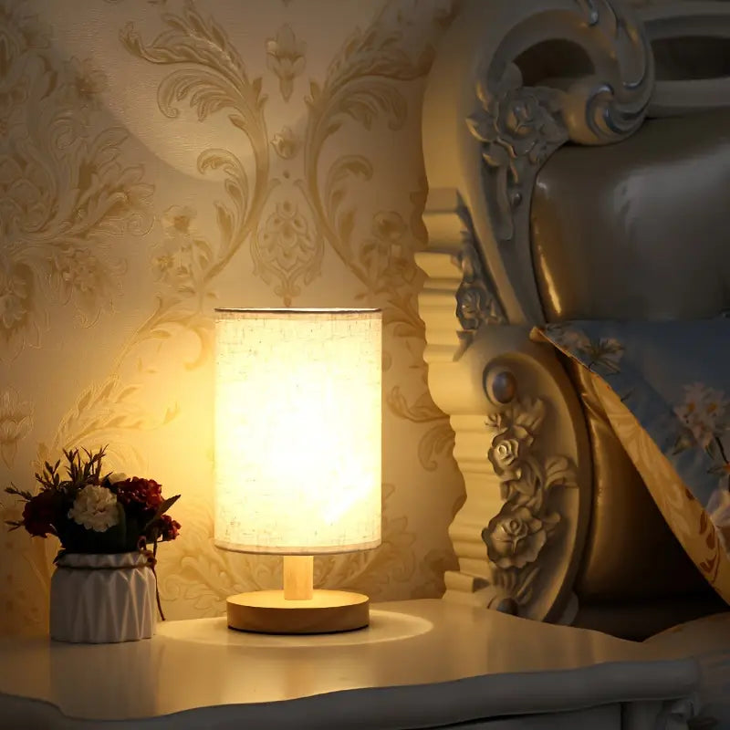 Noravi – Tafellamp van hout en stof met USB-aansluiting