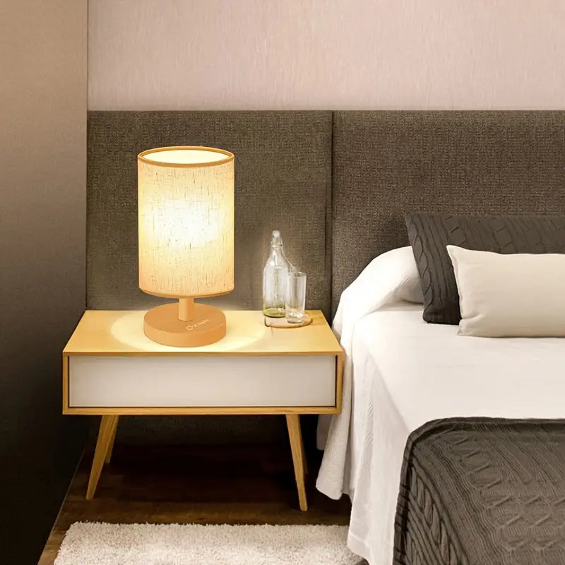 Noravi – Tafellamp van hout en stof met USB-aansluiting