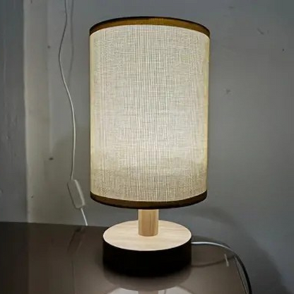 Noravi – Tafellamp van hout en stof met USB-aansluiting