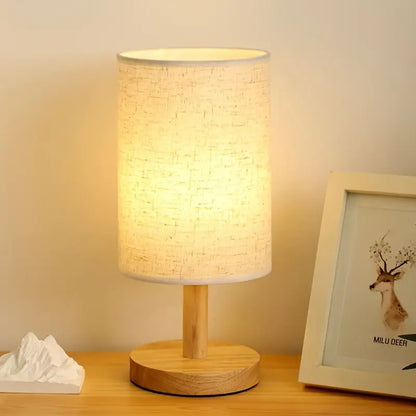 Noravi – Tafellamp van hout en stof met USB-aansluiting