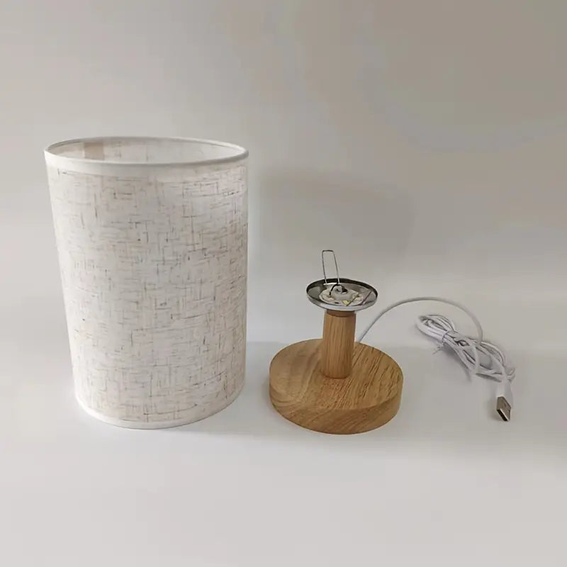 Noravi – Tafellamp van hout en stof met USB-aansluiting