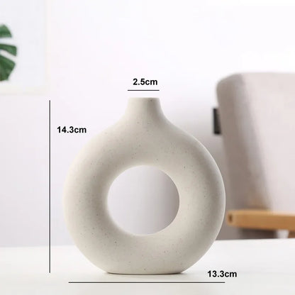 Orvella – Keramische donut vaas met open cirkel design