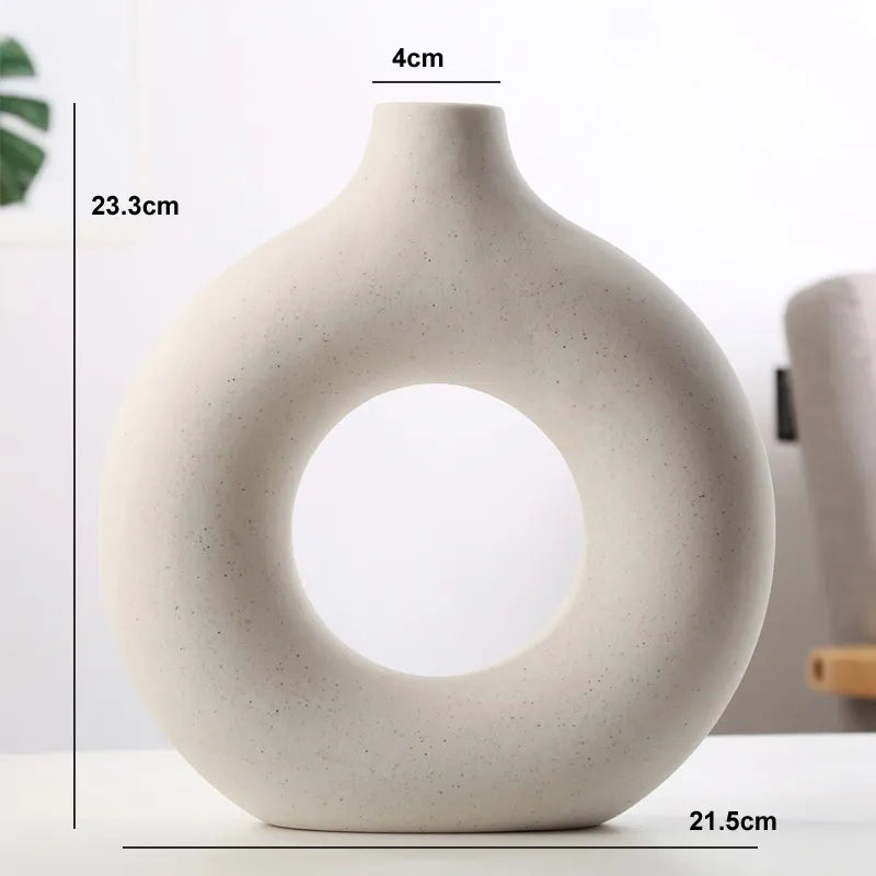 Orvella – Keramische donut vaas met open cirkel design