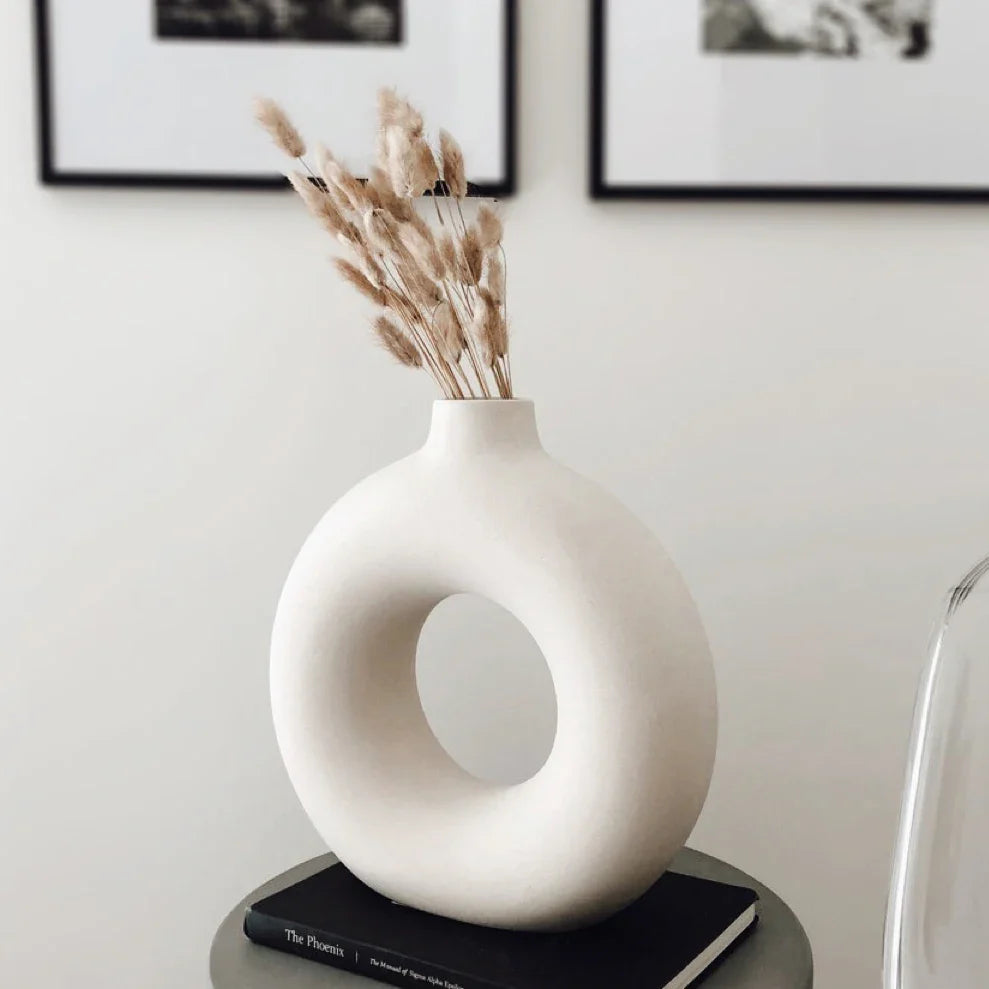 Orvella – Keramische donut vaas met open cirkel design