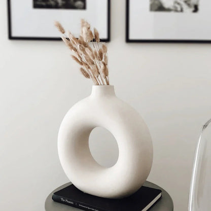 Orvella – Keramische donut vaas met open cirkel design