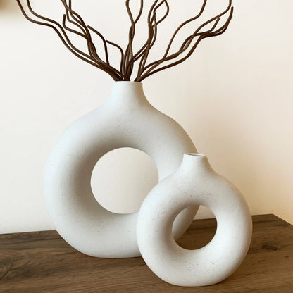 Orvella – Keramische donut vaas met open cirkel design