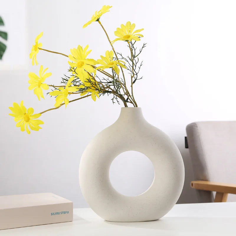 Orvella – Keramische donut vaas met open cirkel design