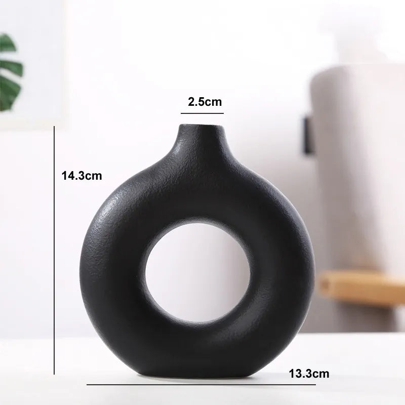 Orvella – Keramische donut vaas met open cirkel design