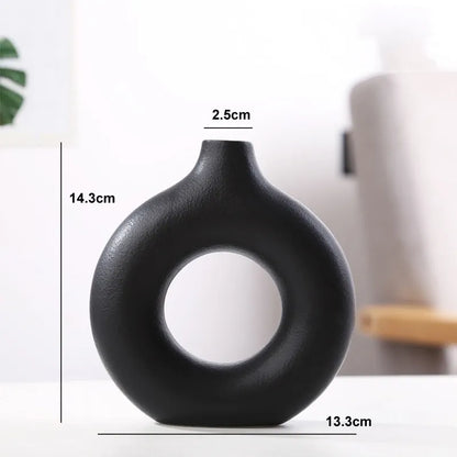 Orvella – Keramische donut vaas met open cirkel design