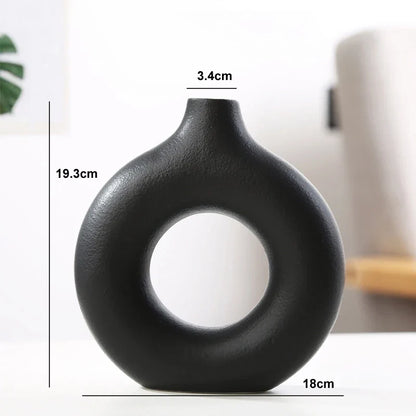Orvella – Keramische donut vaas met open cirkel design