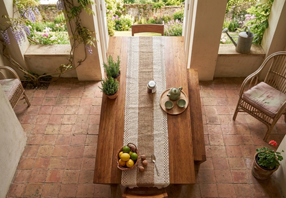 Stijlvolle Linnen Tafelloper Beige met Kant & Middenstrook – 30 x 180 cm