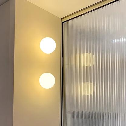 Velmira – Wandlamp met mat glas en zachte lichtspreiding